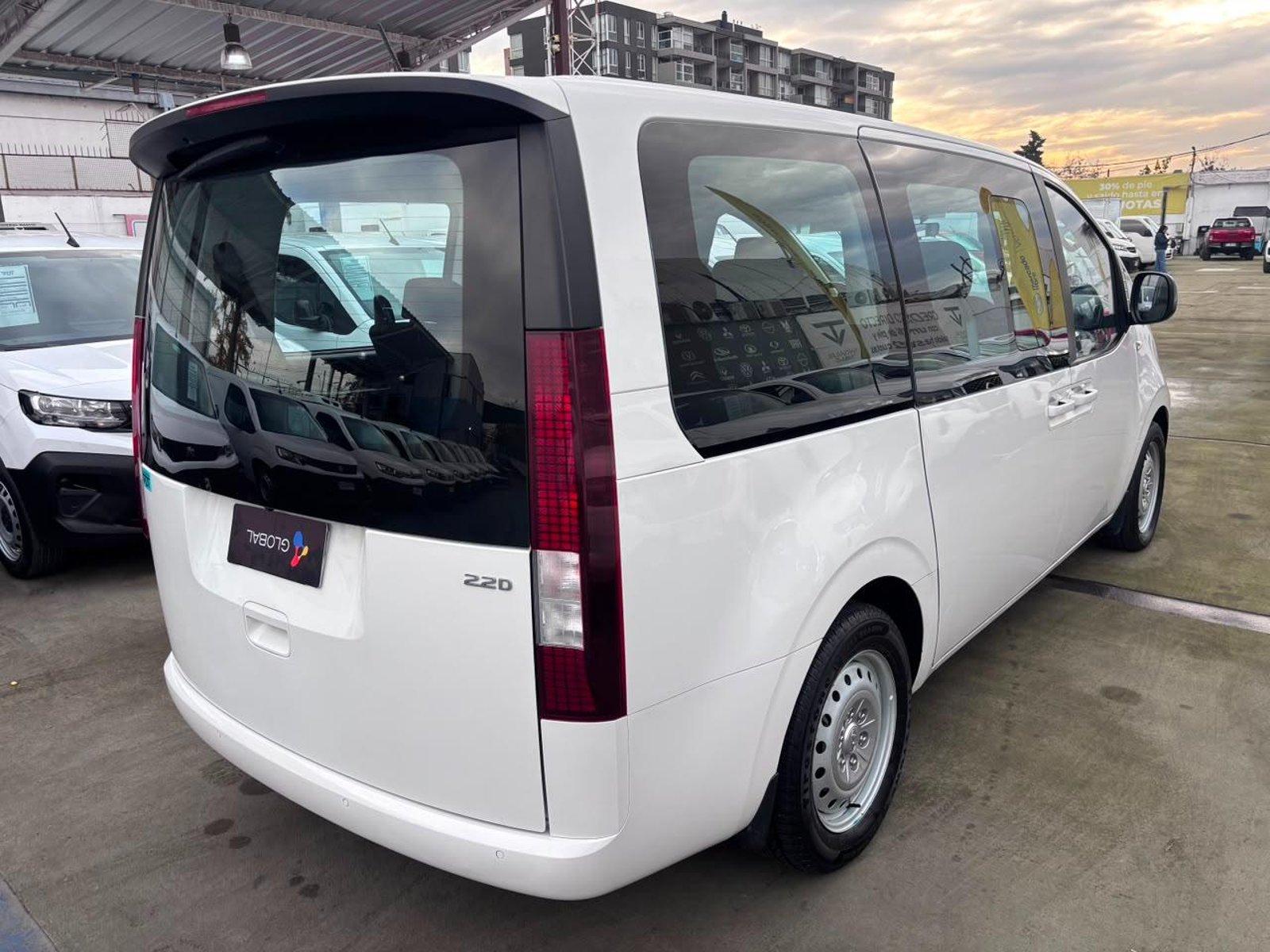 Hyundai Staria Premium 2.2 CRDi 2023 - Imagen 8 de 10