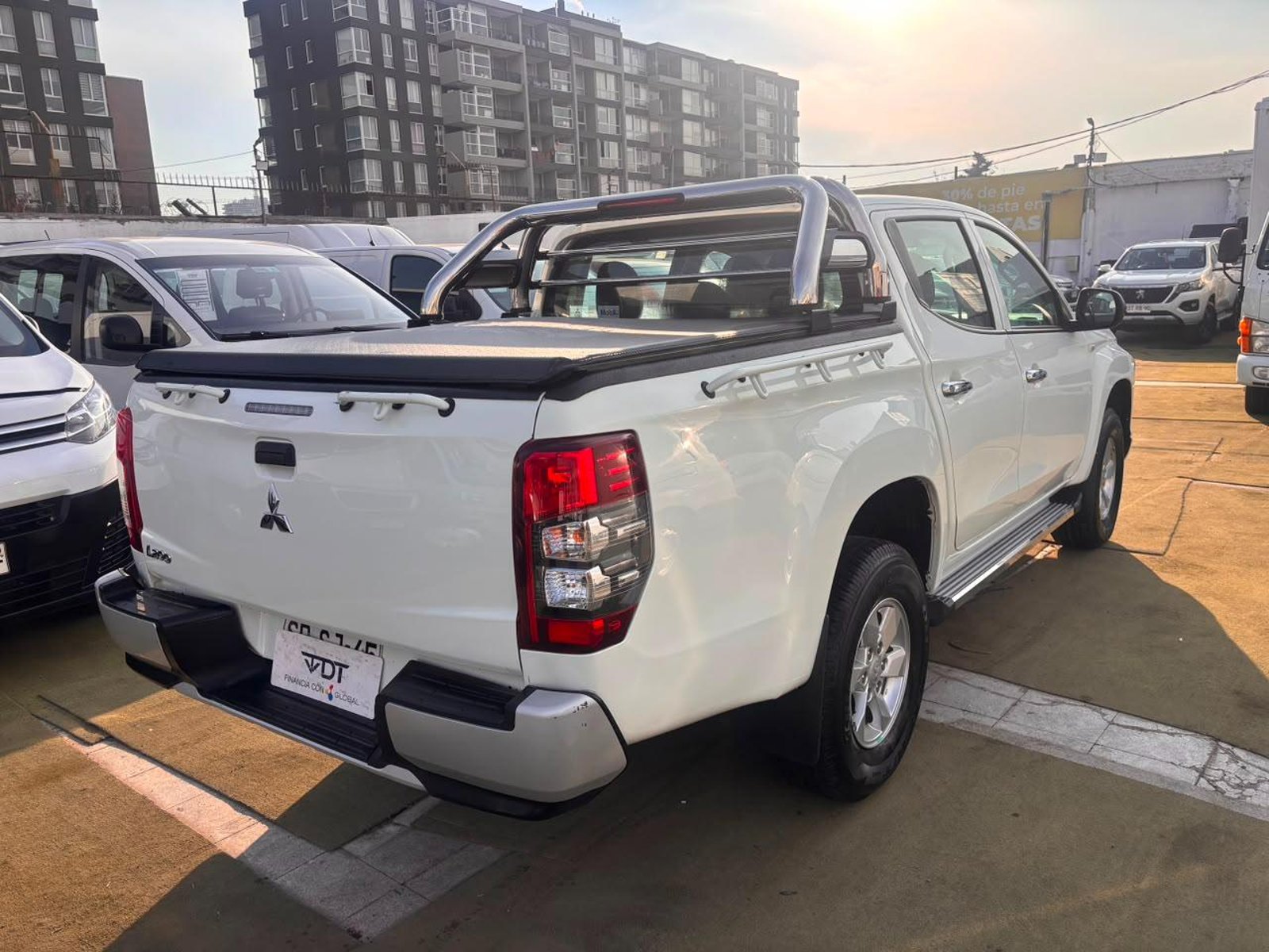 Mitsubishi L200 2.4 KATANA CRM DIESEL DOB. CAB. 4X4 MT 4P 2023 - Imagen 8 de 10