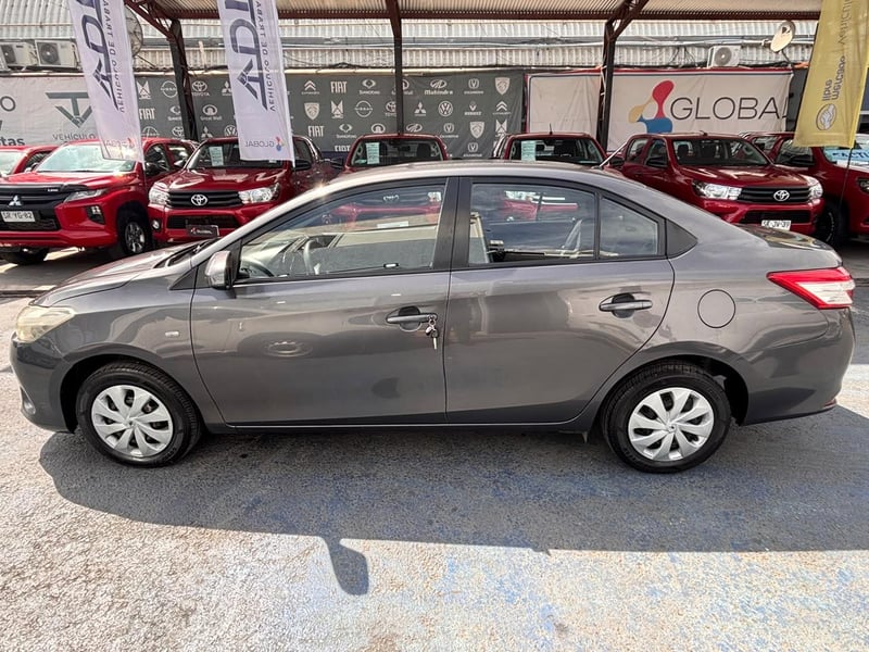 Toyota YARIS Sedan XLI 1.5 MT 2014 - Imagen 4 de 10