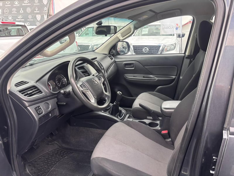 Mitsubishi L200 2.4 KATANA CRT DIESEL DOB. CAB. 4X4 MT 4P 2023 - Imagen 10 de 10