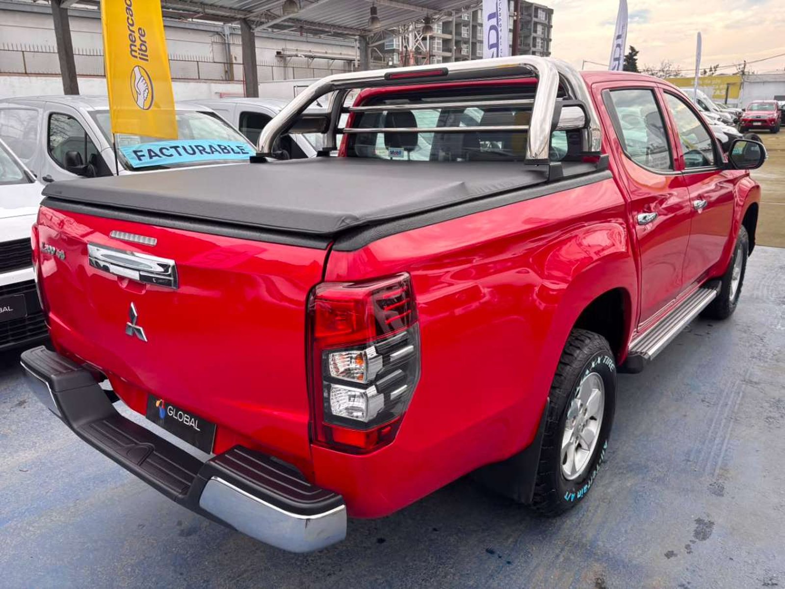 Mitsubishi L200 Katana 2.4 4x4 MT 2023 - Imagen 8 de 10