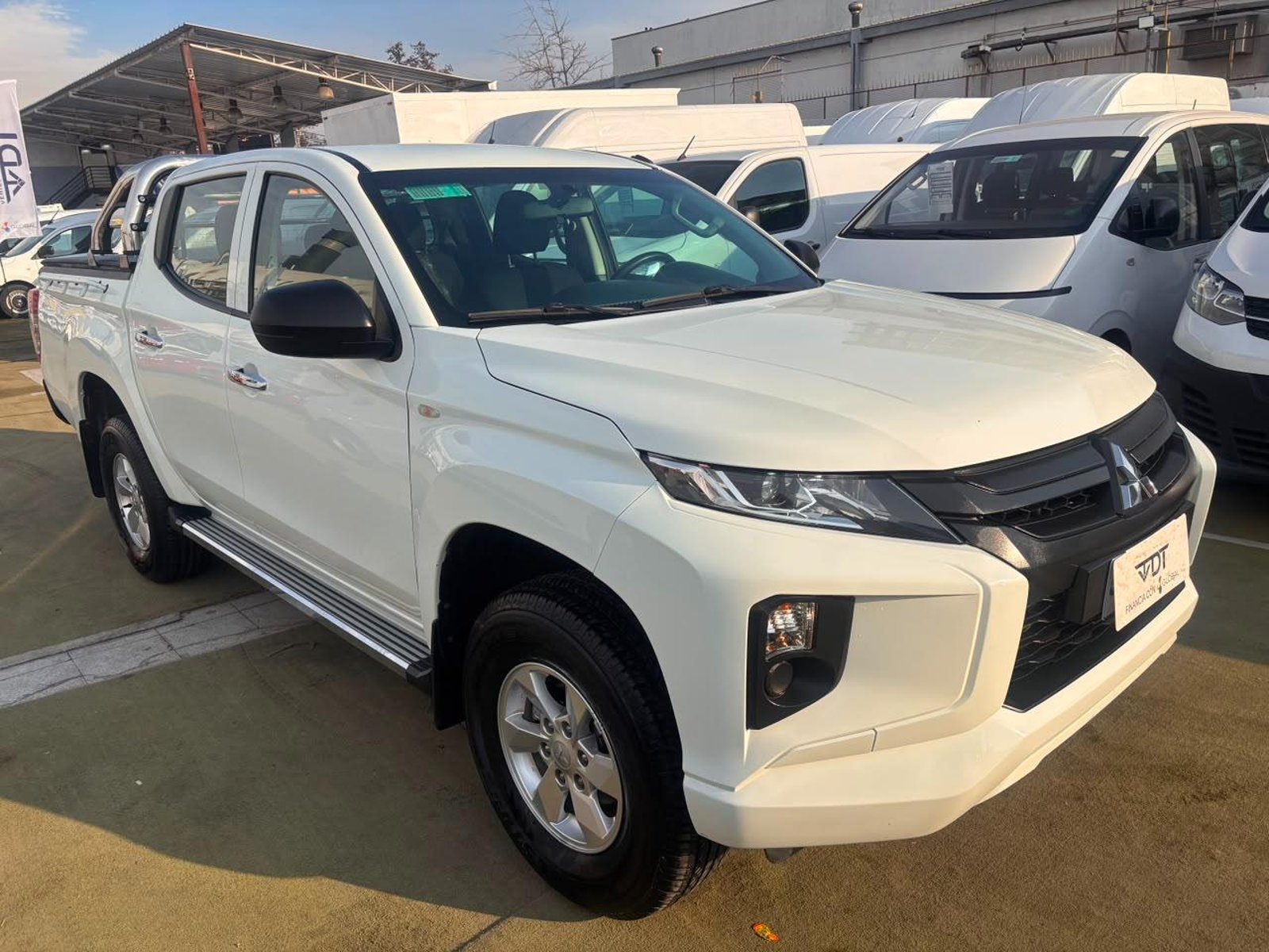 Mitsubishi L200 2.4 KATANA CRM DIESEL DOB. CAB. 4X4 MT 4P 2023 - Imagen 3 de 10