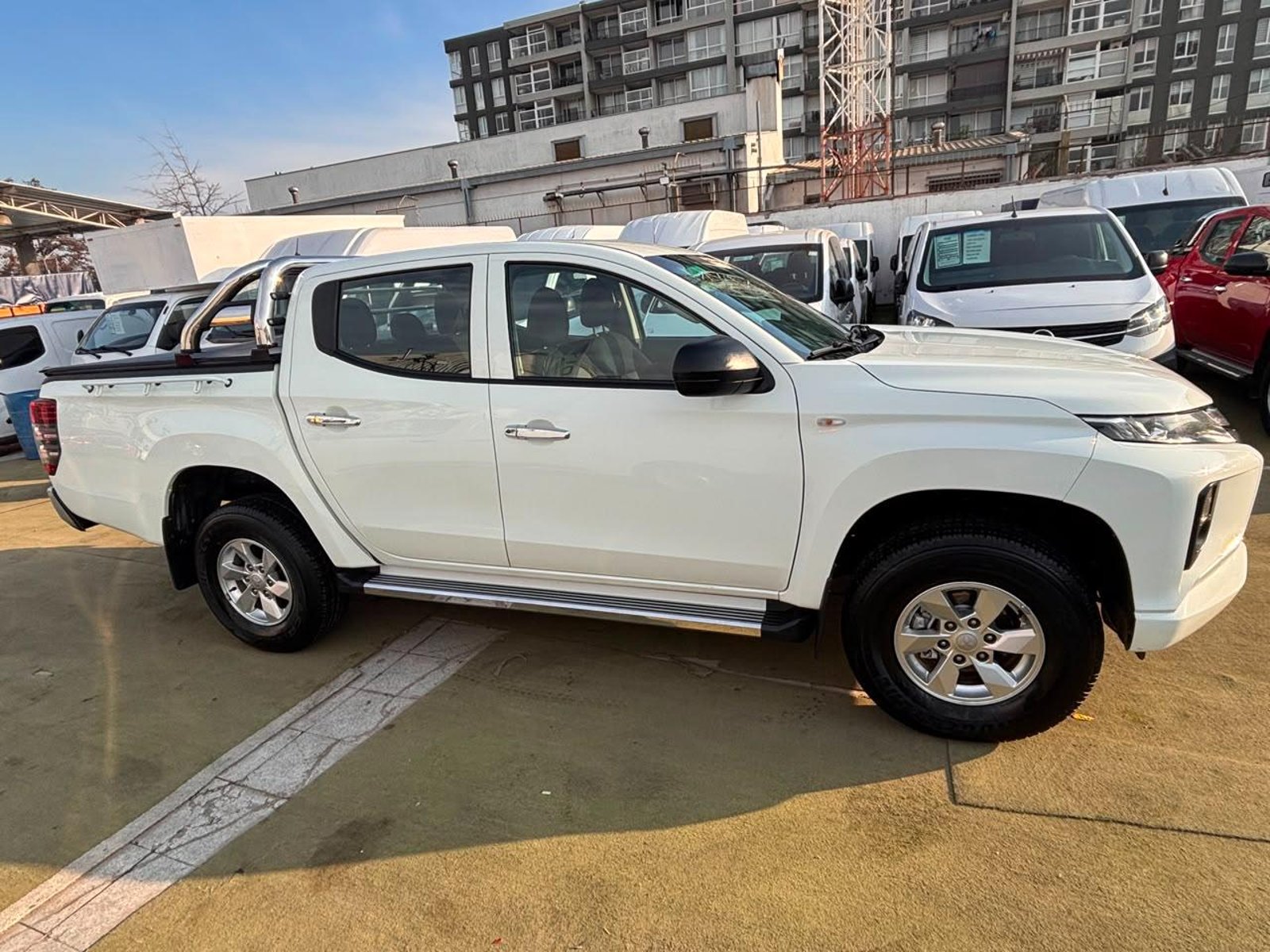 Mitsubishi L200 2.4 KATANA CRM DIESEL DOB. CAB. 4X4 MT 4P 2023 - Foto 4 de 10