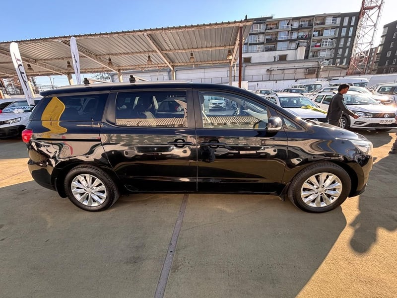 Kia Grand Carnival GLS 3.3 V6 2015 - Imagen 4 de 10
