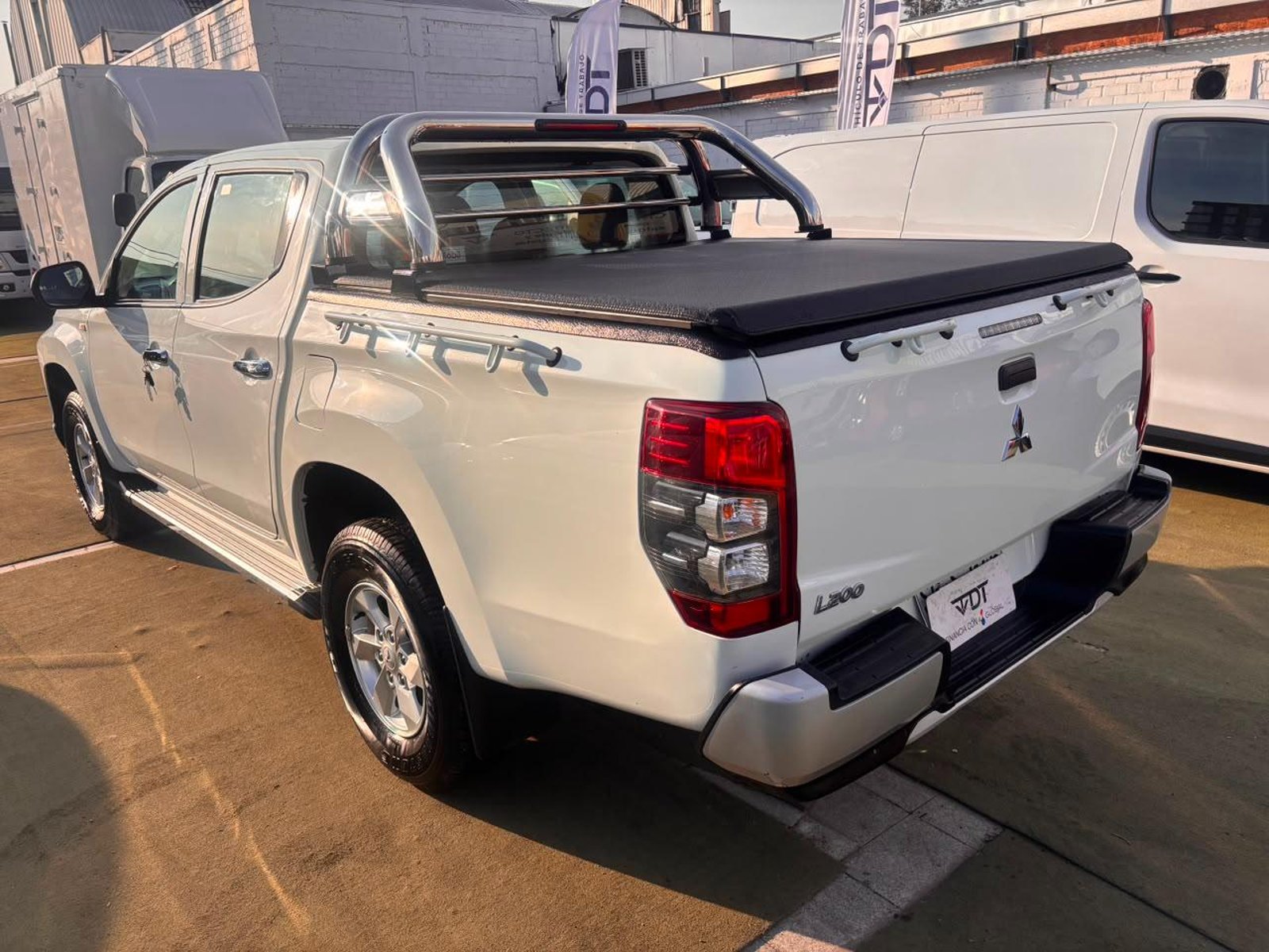 Mitsubishi L200 2.4 KATANA CRM DIESEL DOB. CAB. 4X4 MT 4P 2023 - Imagen 6 de 10