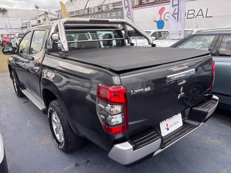 Mitsubishi L200 2.4 KATANA CRT DIESEL DOB. CAB. 4X4 MT 4P 2023 - Imagen 6 de 10