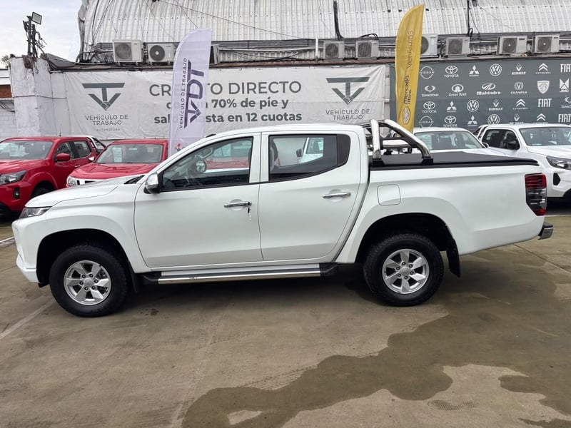 Mitsubishi L200 Katana 2.4 4x4 MT 2023 - Imagen 4 de 10