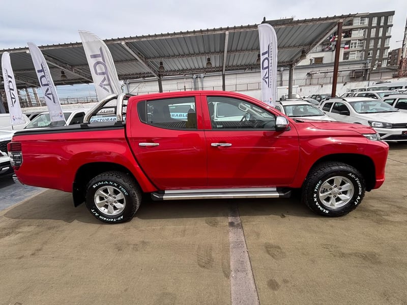 Mitsubishi L200 Katana 2.4 4x4 MT 2022 - Imagen 4 de 10