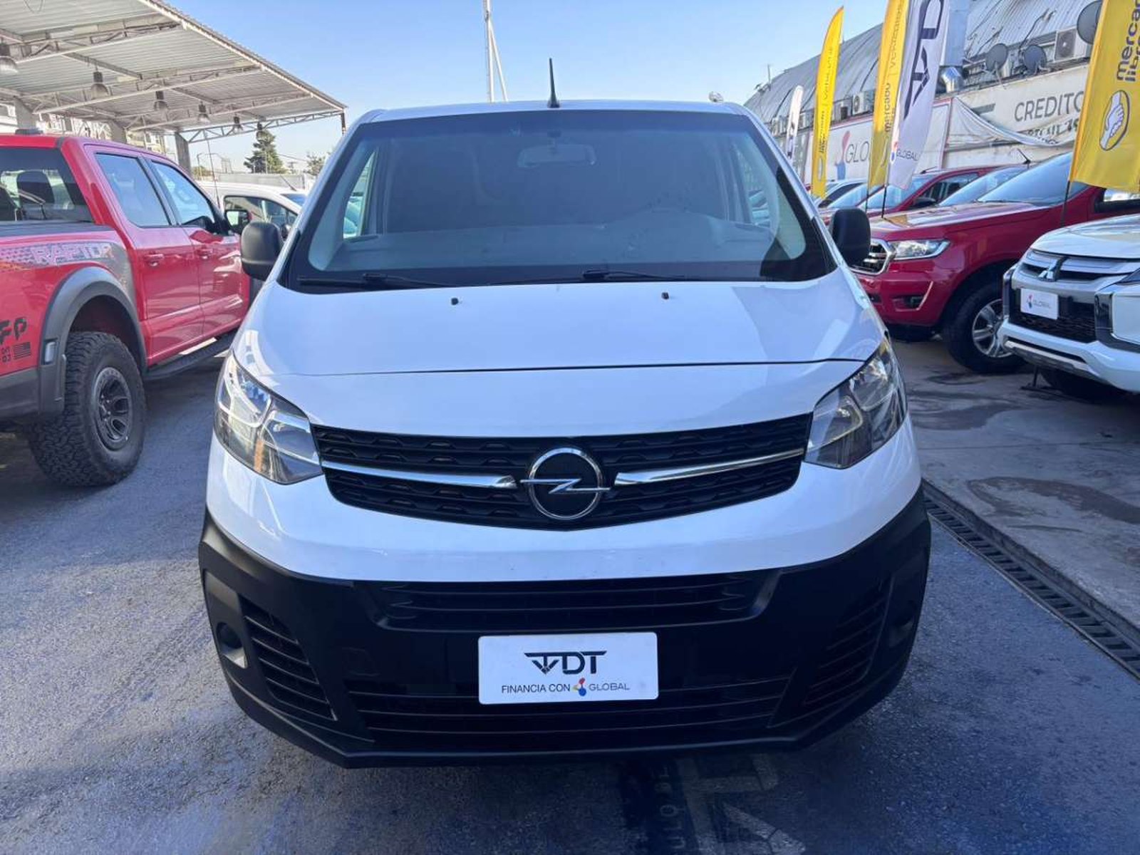 Opel VIVARO TD 150 2.0 2023 - Foto 2 de 10