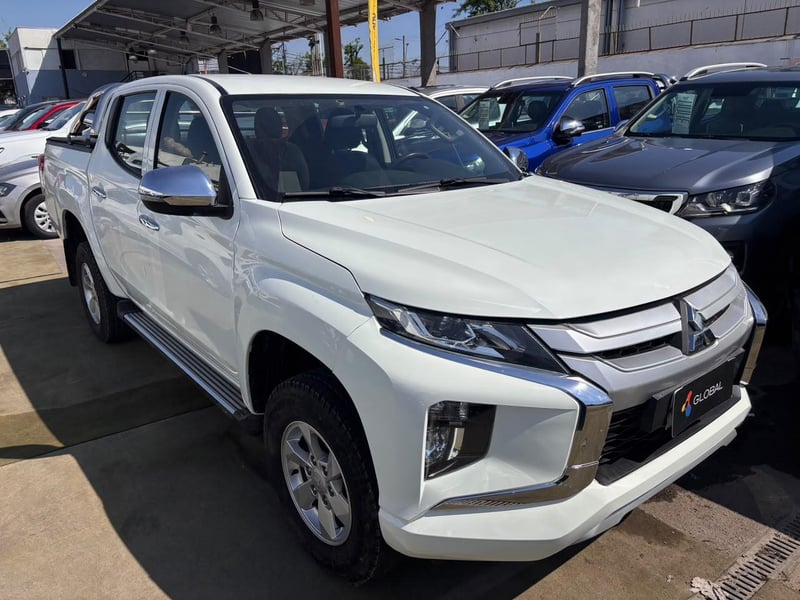 Mitsubishi L200 KATANA CR 2.4 Diesel 2022 - Imagen 3 de 10