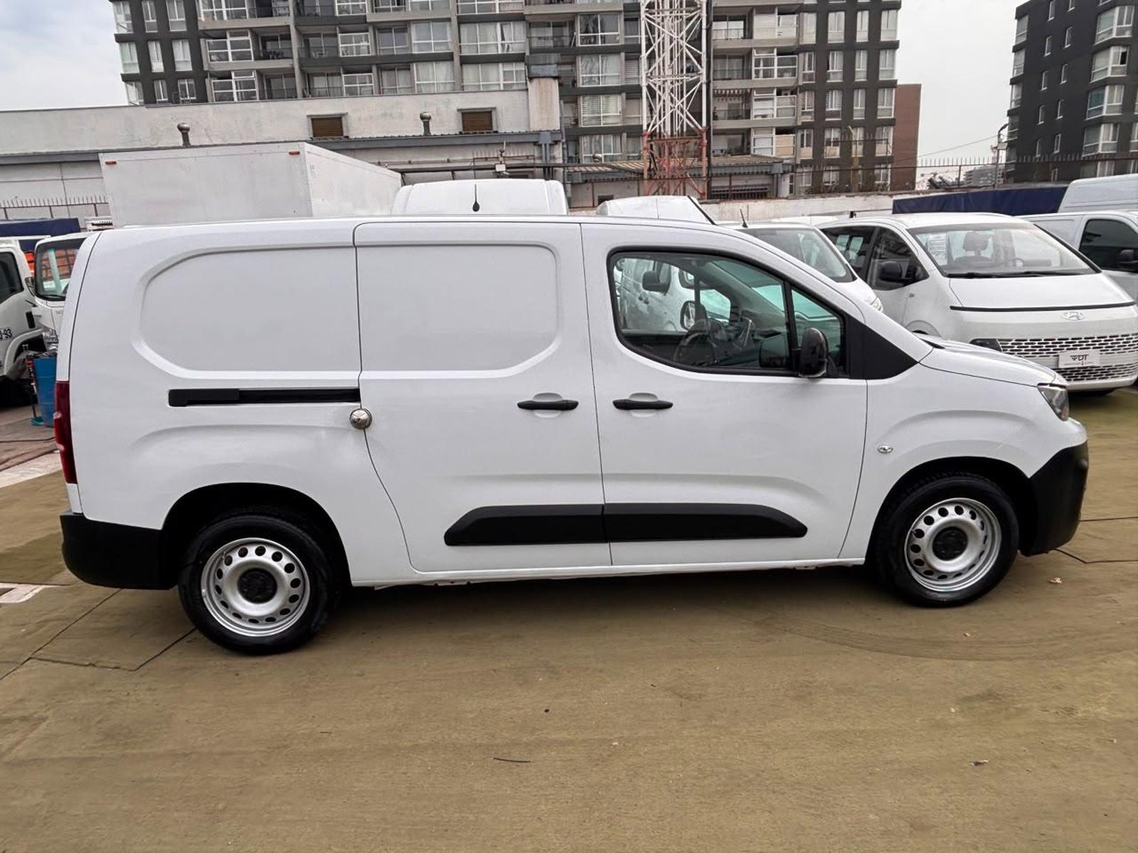 Peugeot PARTNER HDI 92 L2 1.6 L2 1.6 Diesel 2023 - Foto 4 de 10