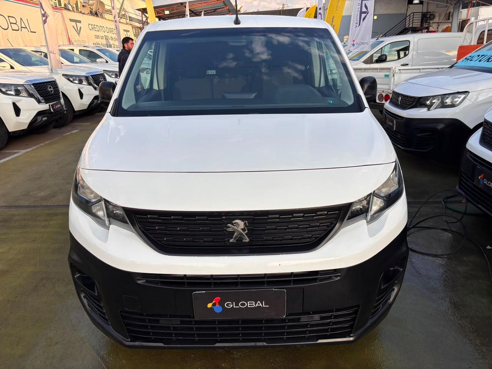 Peugeot PARTNER Furgon 1.6 HDi 2022 - Foto 2 de 10