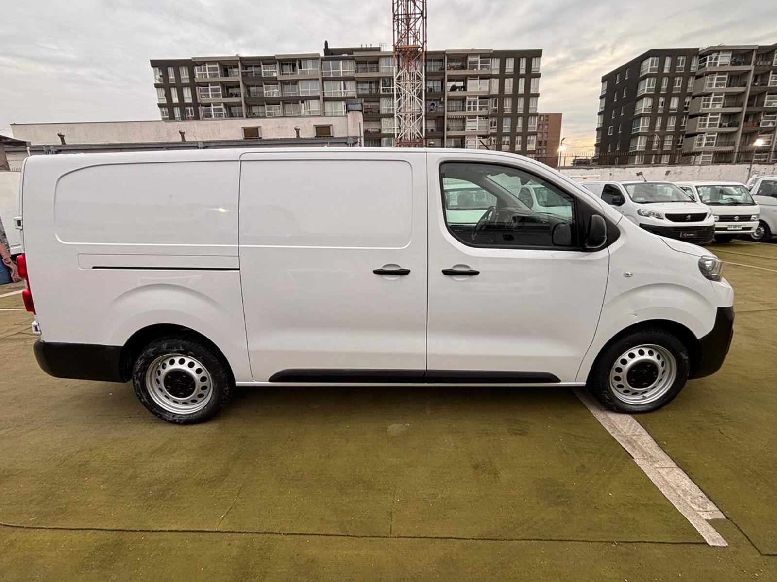 Peugeot EXPERT Premium Long 2.0 HDi 2023 - Imagen 4 de 10