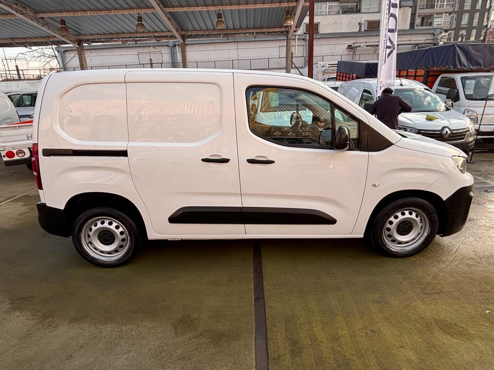 Peugeot PARTNER Furgon 1.6 HDi 2022 - Foto 4 de 10