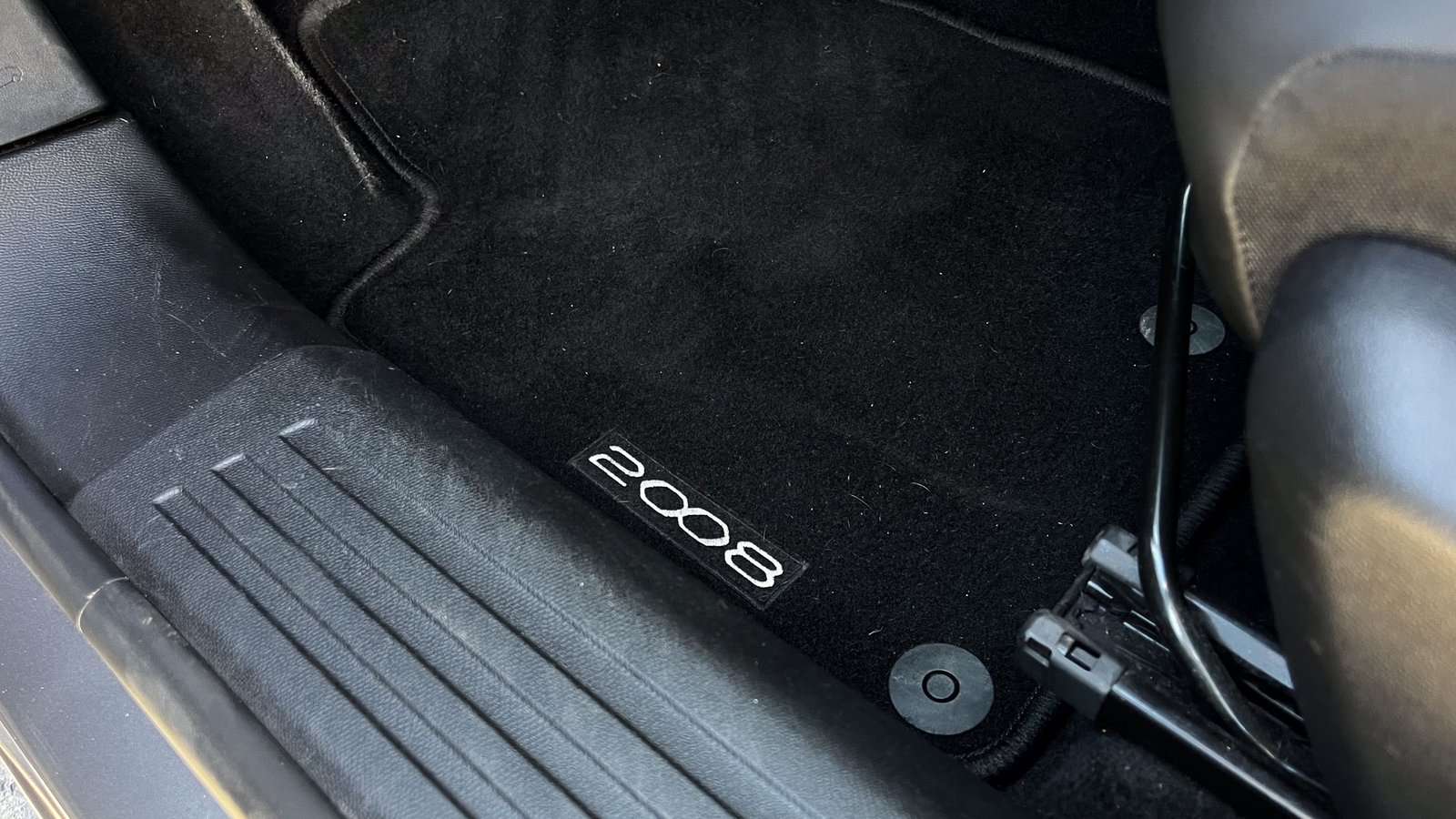 Peugeot 2008 Allure Pack 1.2 2021 - Imagen 20 de 20