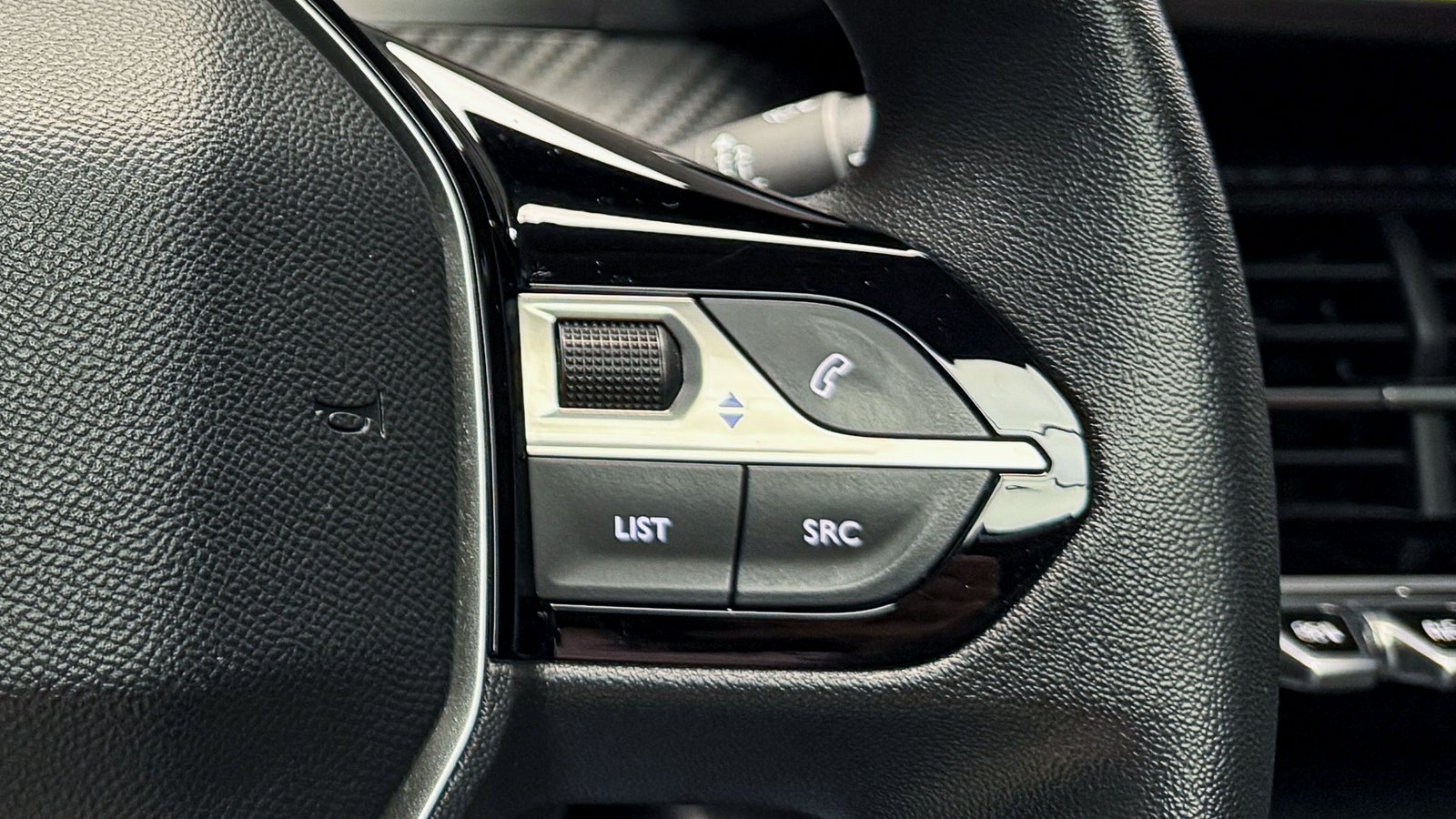 Peugeot 208 Style Puretech 1.2 2023 - Imagen 10 de 20