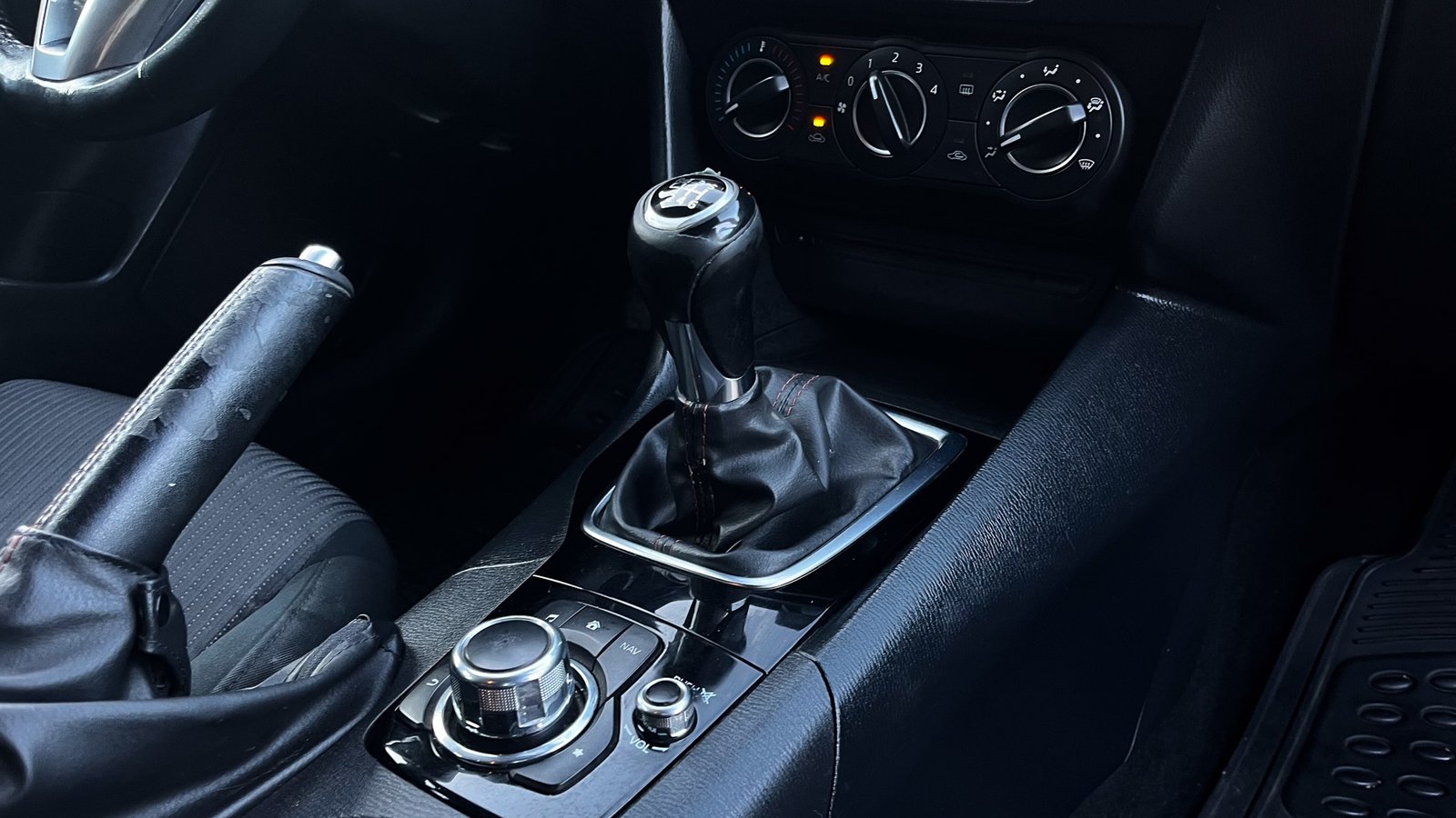 Mazda 3 V 2.0 Sedán MT 2015 - Imagen 18 de 20