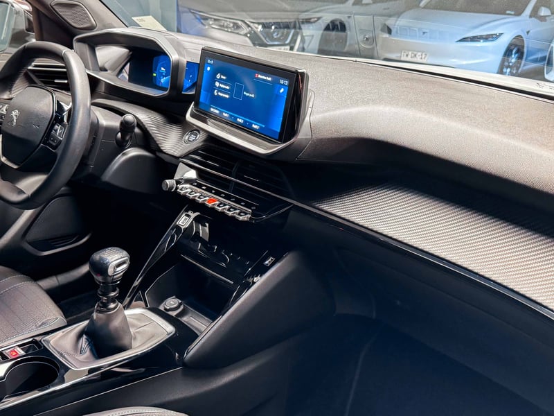 Peugeot 2008 Allure Puretech 1.2 2023 - Imagen 14 de 20