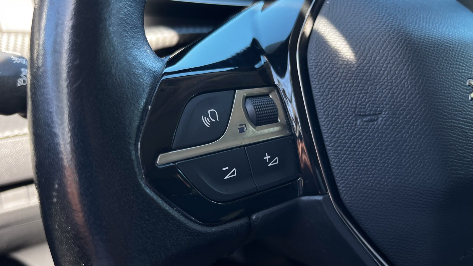 Peugeot 2008 Allure Pack 1.2 2021 - Imagen 8 de 20
