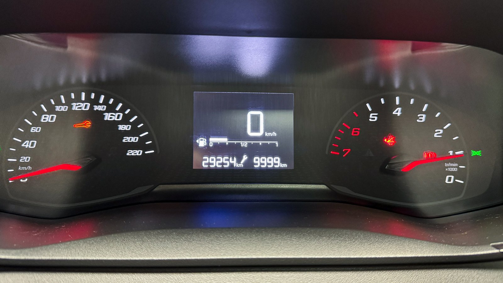 Peugeot 208 Style Puretech 1.2 2023 - Imagen 8 de 20
