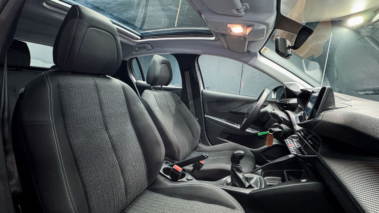 Peugeot 208 Style Puretech 1.2 2023 - Imagen 19 de 20