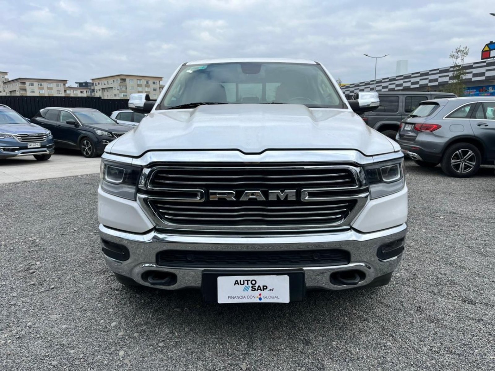 RAM 1500 LARAMIE DCAB 4X4 5,7 AUT 2020 - Foto 2 de 10