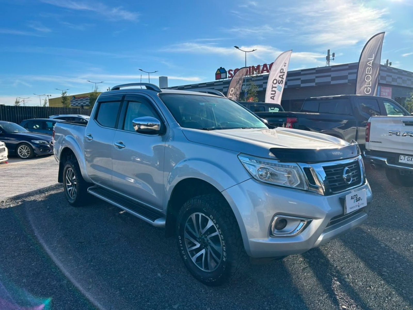 Nissan NP300 DCAB LE 4X4 2.3 AUT 2017 - Imagen 3 de 10