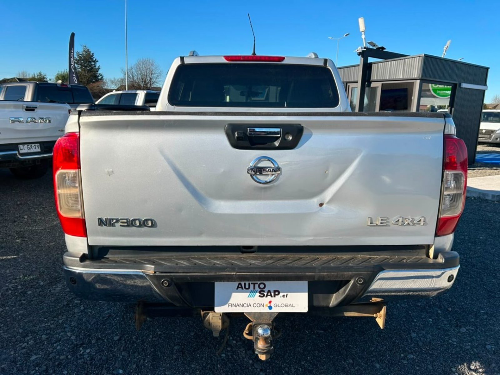 Nissan NP300 DCAB LE 4X4 2.3 AUT 2017 - Imagen 6 de 10