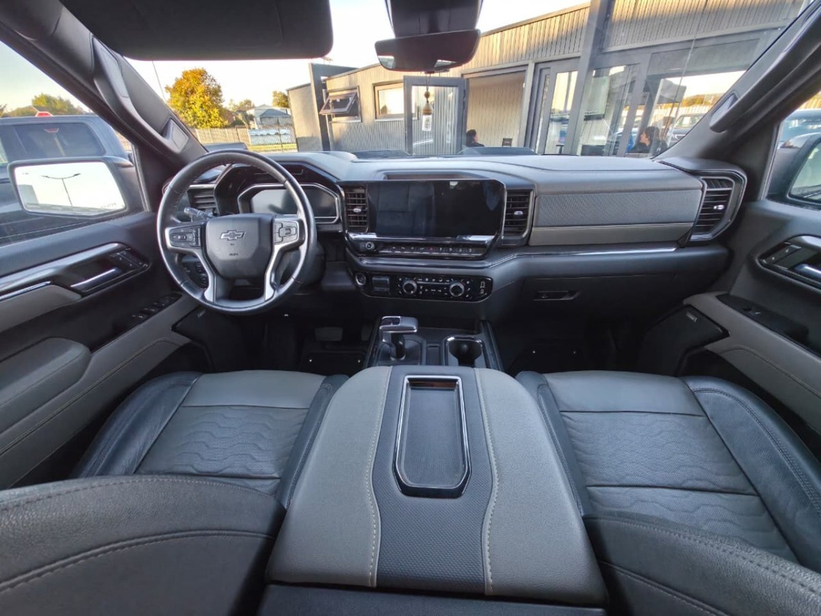 Chevrolet SILVERADO ZR2 6.2 AT 4X4 2023 - Imagen 9 de 10