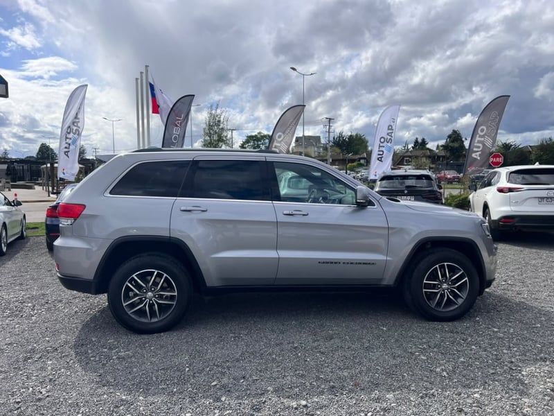 Jeep GRAND CHEROKEE LAREDO 3.6 2018 - Imagen 7 de 10