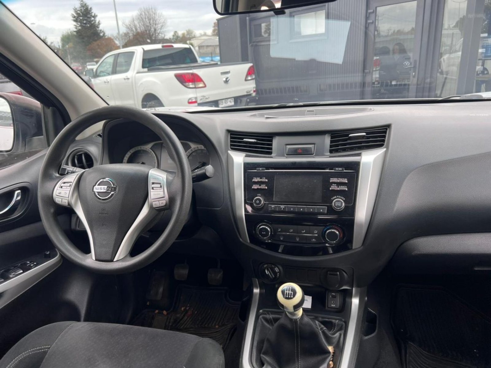 Nissan NP300 DCAB XE 4X4 2.3 MT 2018 - Imagen 10 de 10