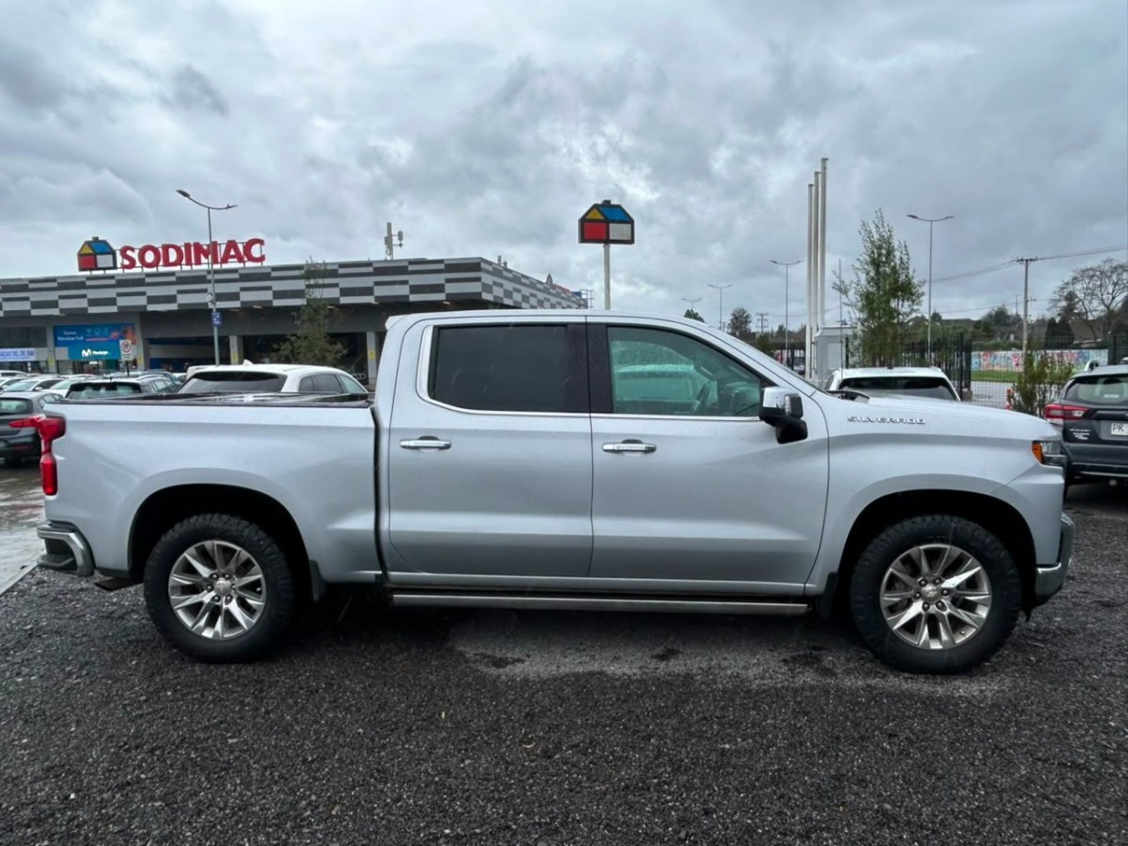 Chevrolet SILVERADO CC DCAB 4X4 5.3 AUT 2021 - Imagen 4 de 10