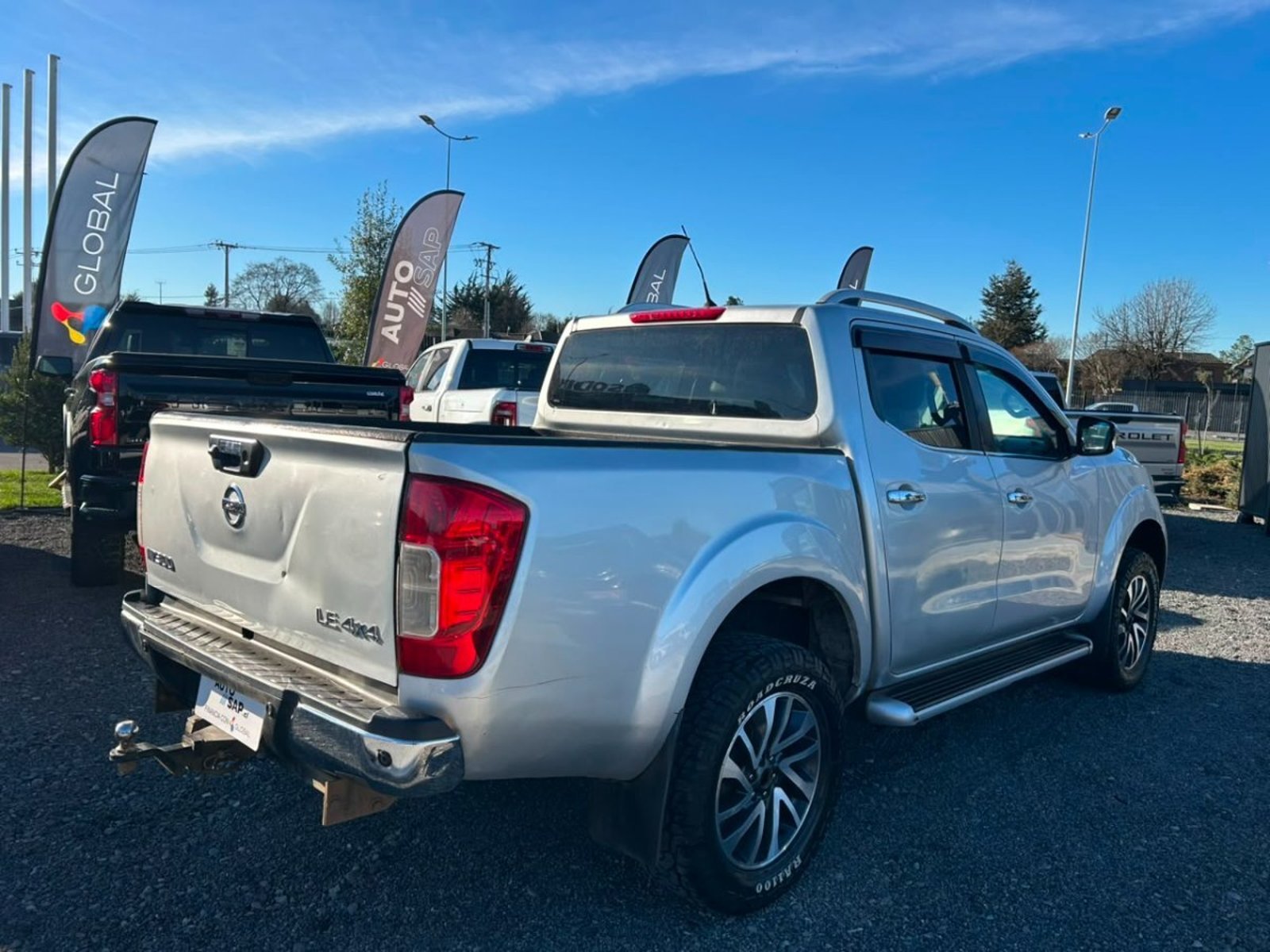 Nissan NP300 DCAB LE 4X4 2.3 AUT 2017 - Imagen 5 de 10