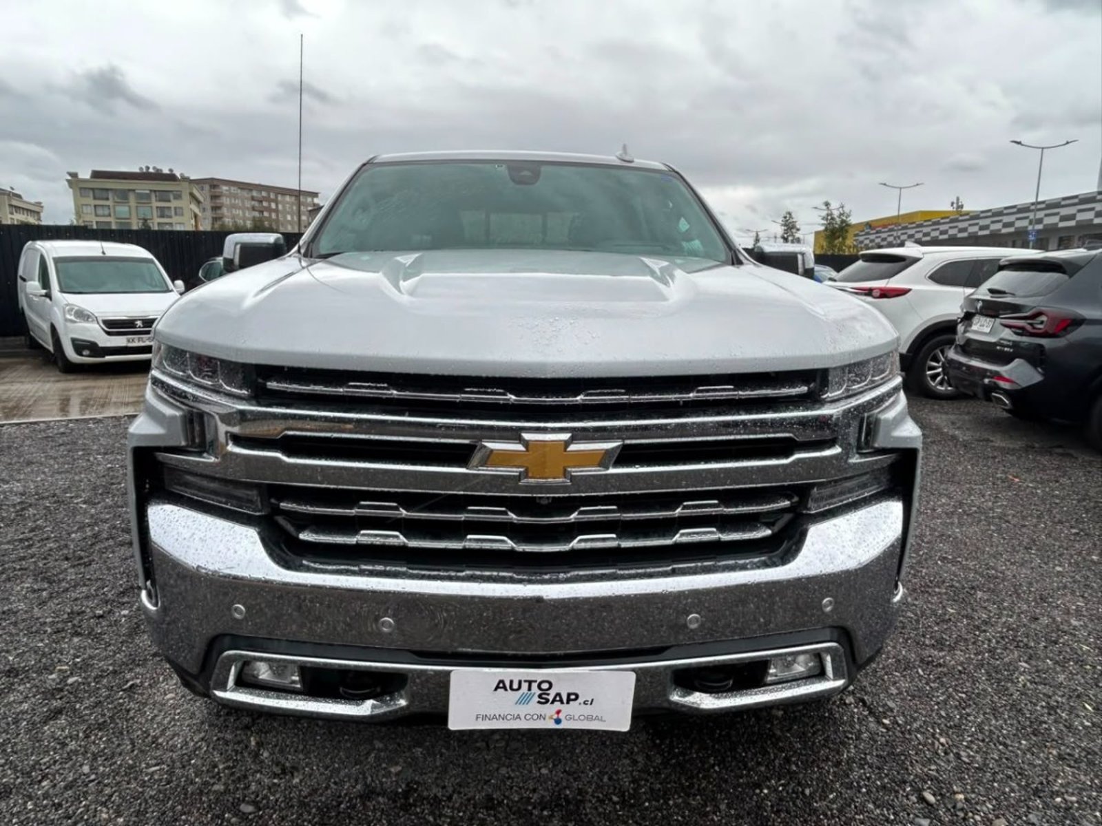 Chevrolet SILVERADO CC DCAB 4X4 5.3 AUT 2021 - Foto 2 de 10
