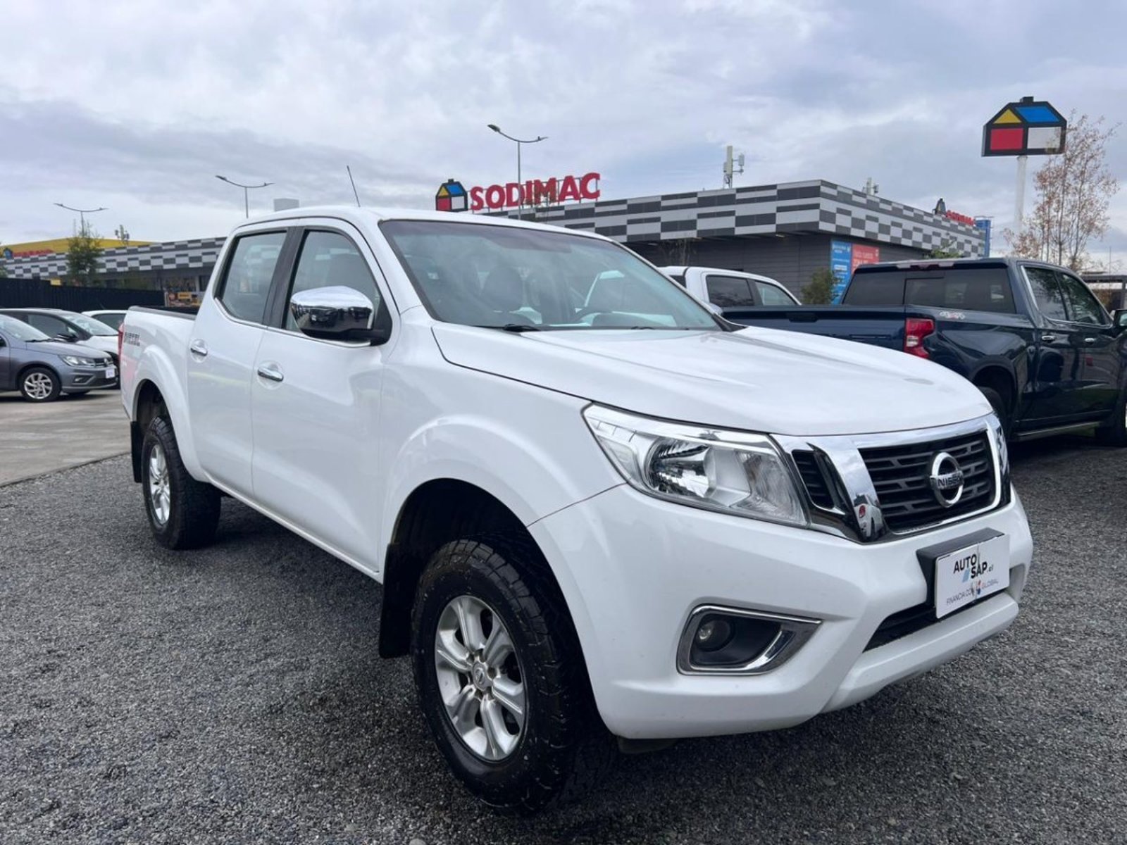 Nissan NP300 DCAB XE 4X4 2.3 MT 2018 - Foto 2 de 10