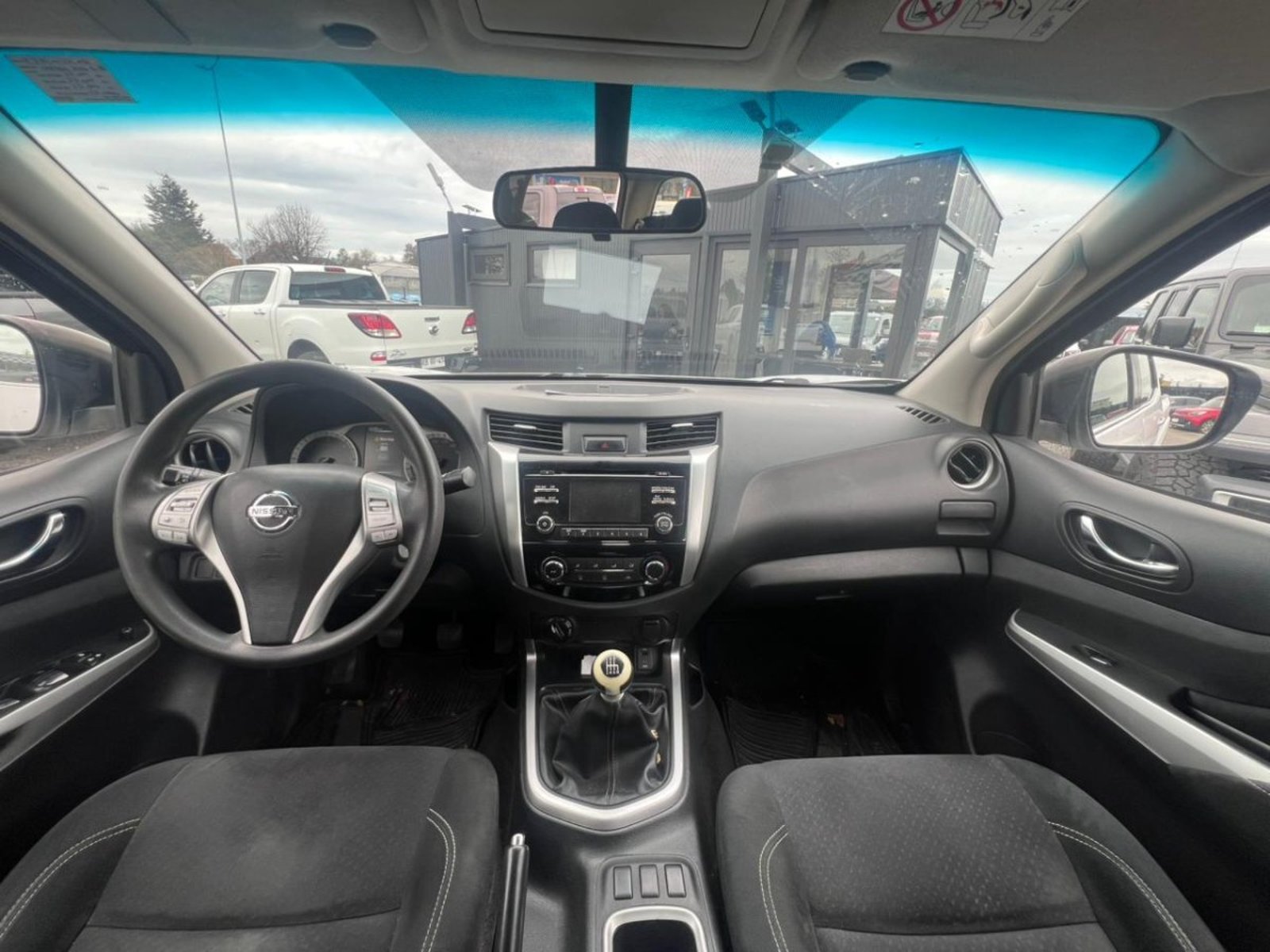 Nissan NP300 DCAB XE 4X4 2.3 MT 2018 - Imagen 8 de 10