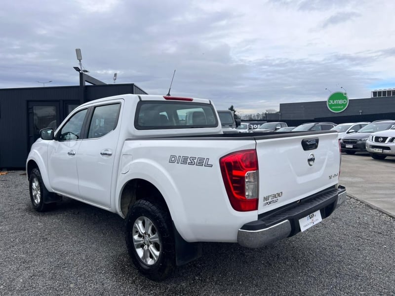 Nissan NP300 DCAB XE 4X4 2.3 MT 2018 - Imagen 6 de 10