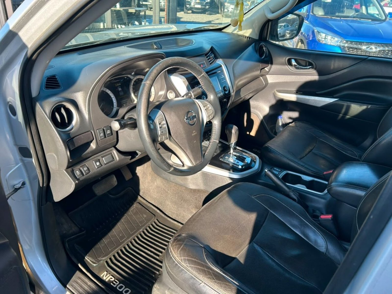 Nissan NP300 DCAB LE 4X4 2.3 AUT 2017 - Imagen 9 de 10