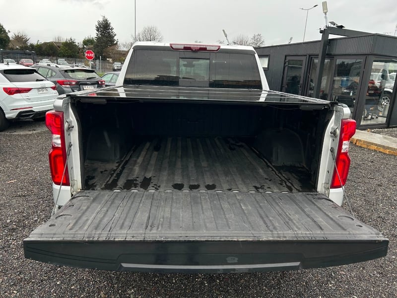Chevrolet SILVERADO CC DCAB 4X4 5.3 AUT 2021 - Imagen 8 de 10