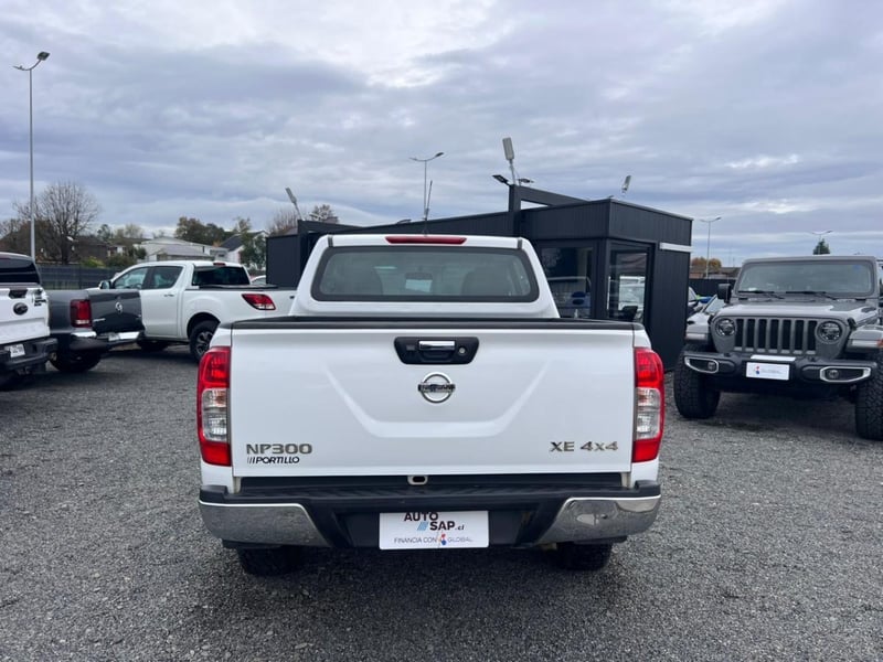 Nissan NP300 DCAB XE 4X4 2.3 MT 2018 - Imagen 5 de 10
