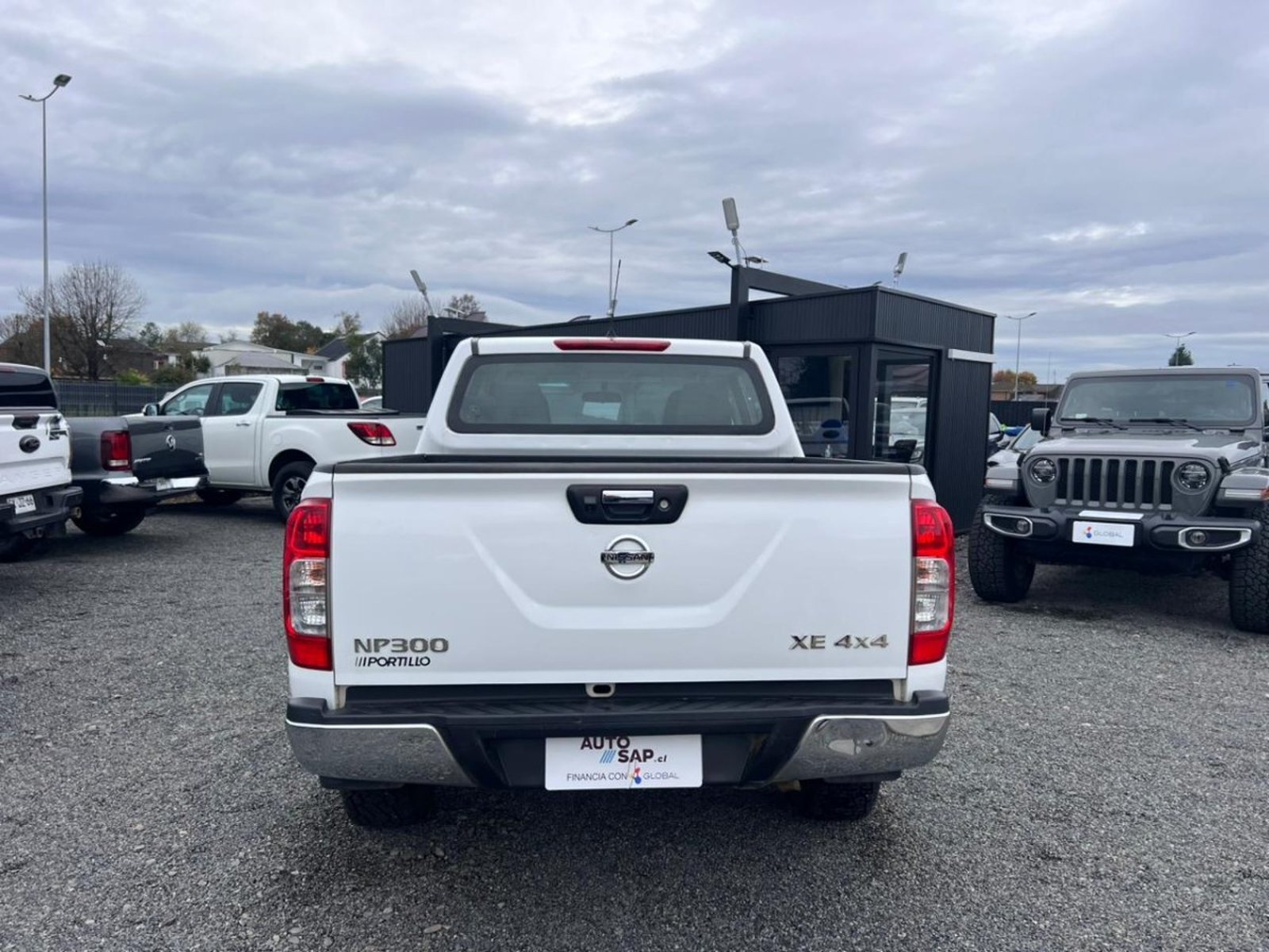 Nissan NP300 DCAB XE 4X4 2.3 MT 2018 - Foto 5 de 10