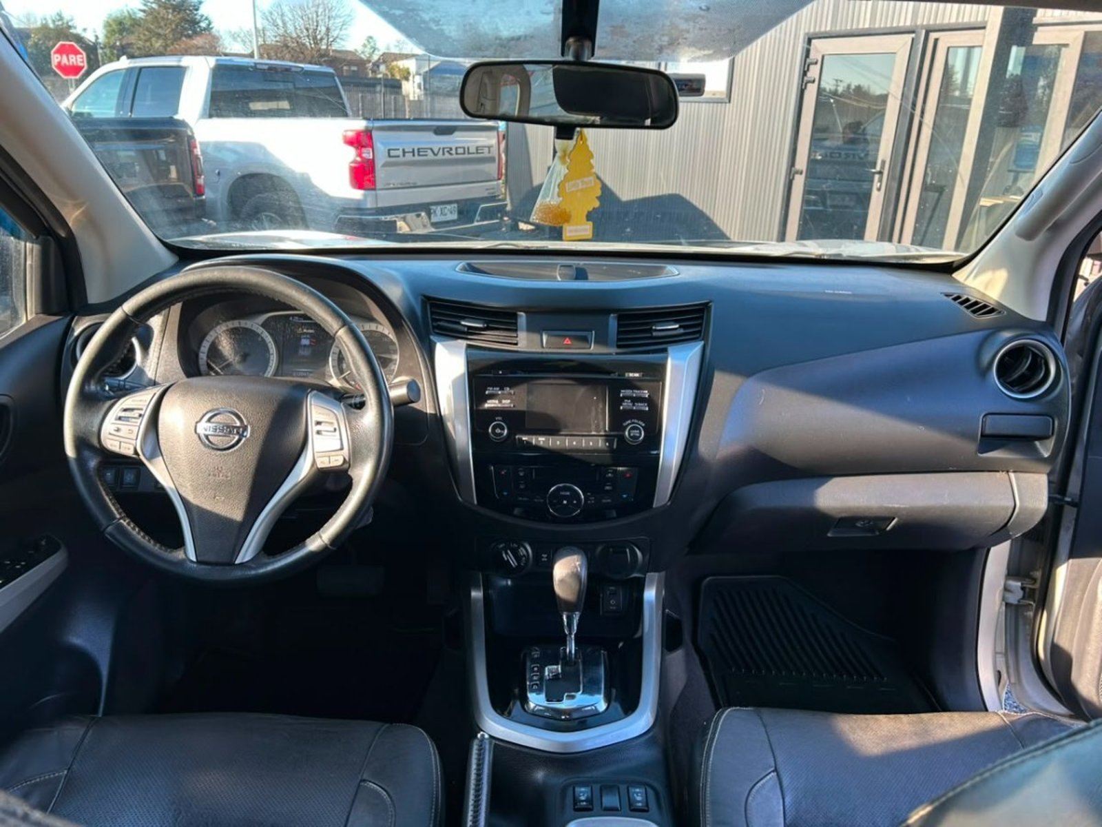 Nissan NP300 DCAB LE 4X4 2.3 AUT 2017 - Imagen 8 de 10