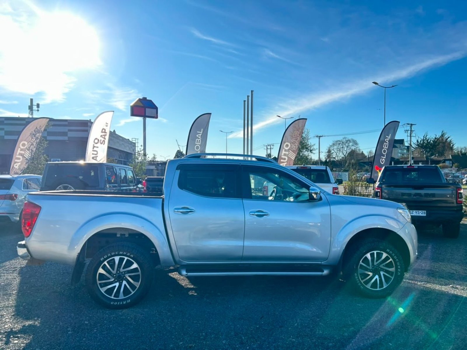 Nissan NP300 DCAB LE 4X4 2.3 AUT 2017 - Foto 4 de 10
