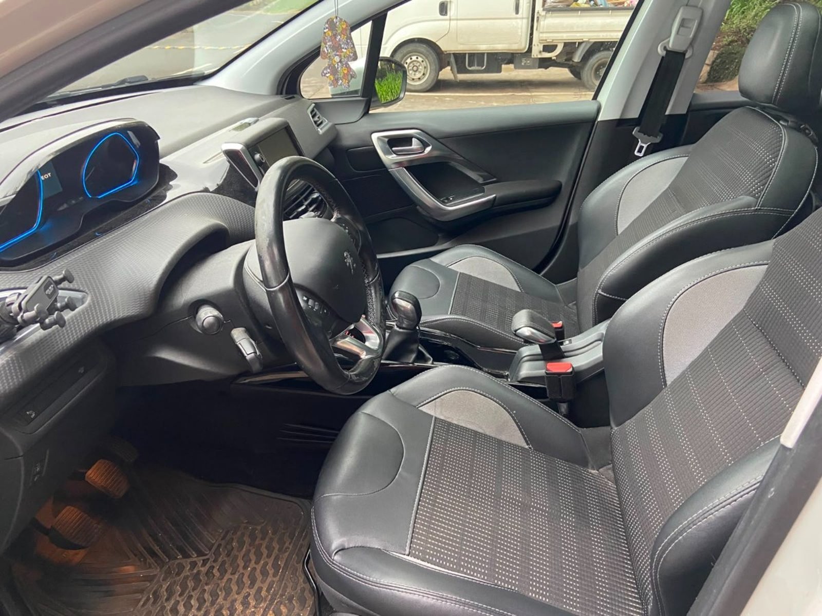 Peugeot 2008 1.6 ALLURE BLUE-HDI DIESEL 4X2 100HP MT 5P 2018 - Imagen 9 de 10