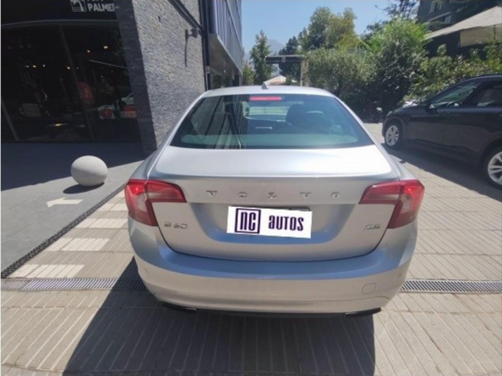 Volvo S60 2.0 D2 Comfort Powershift 2018 - Foto 2 de 10