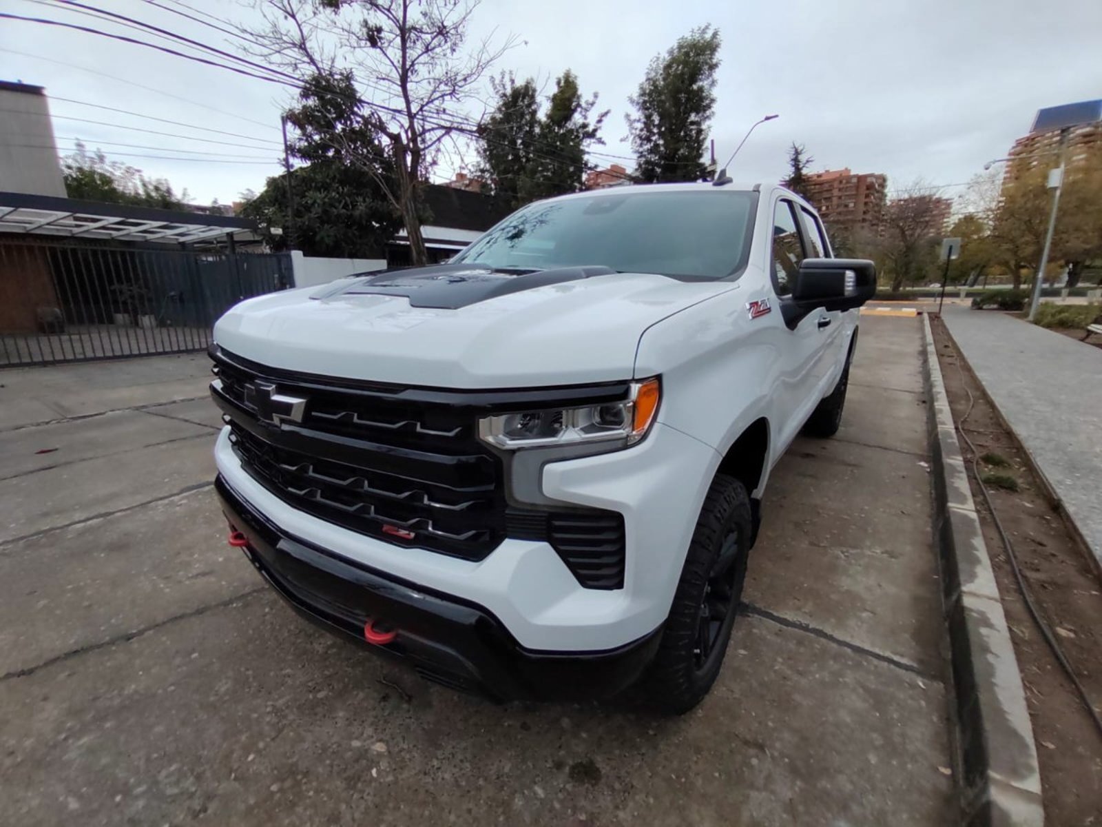 Chevrolet SILVERADO 5.3 LT TRAIL BOSS Z71 4X4 AT 4P 2023 - Foto 2 de 10