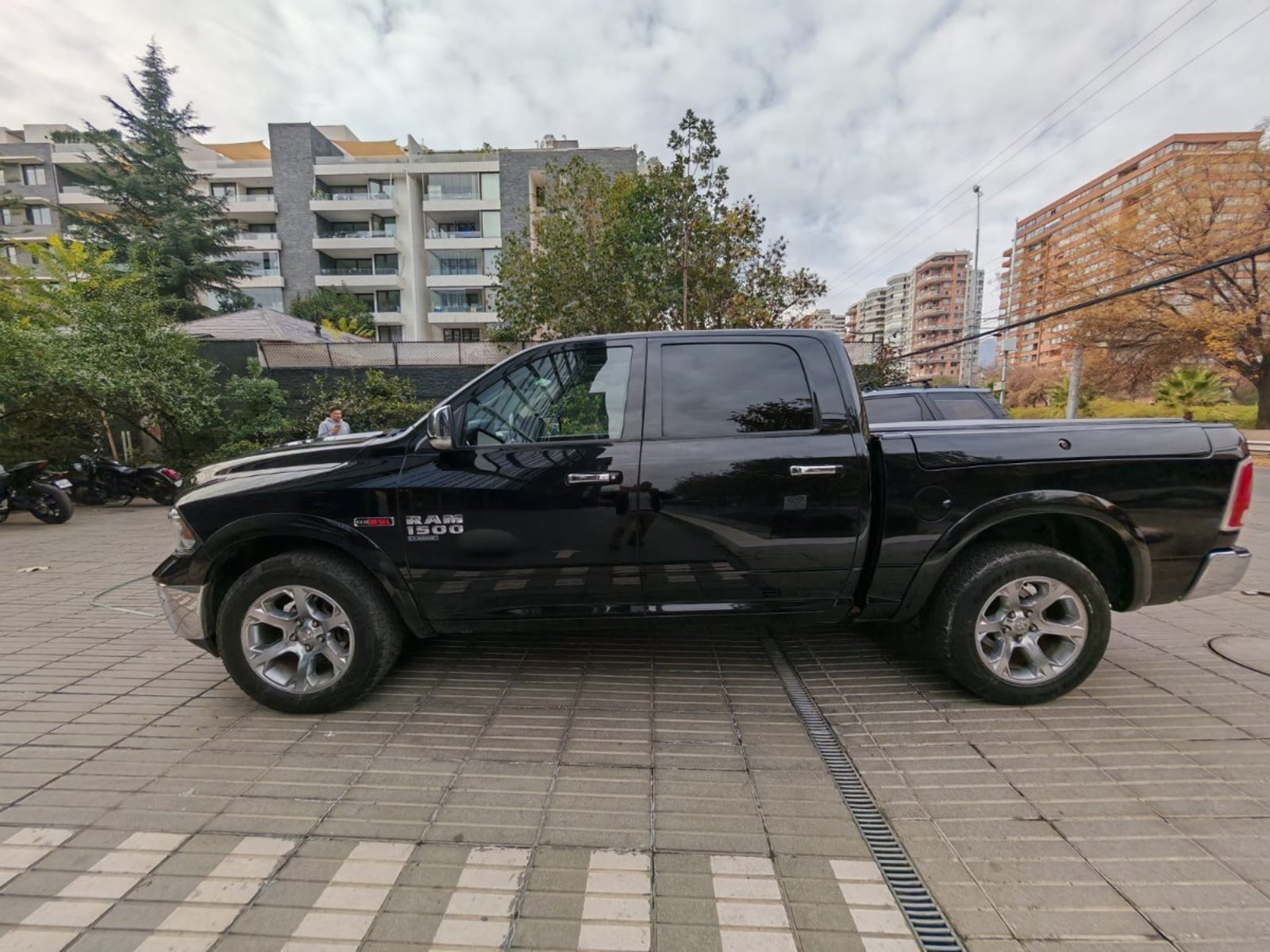 RAM 1500 LARAMIE CREW CAB 4X4 DIESEL 2020 - Imagen 6 de 10