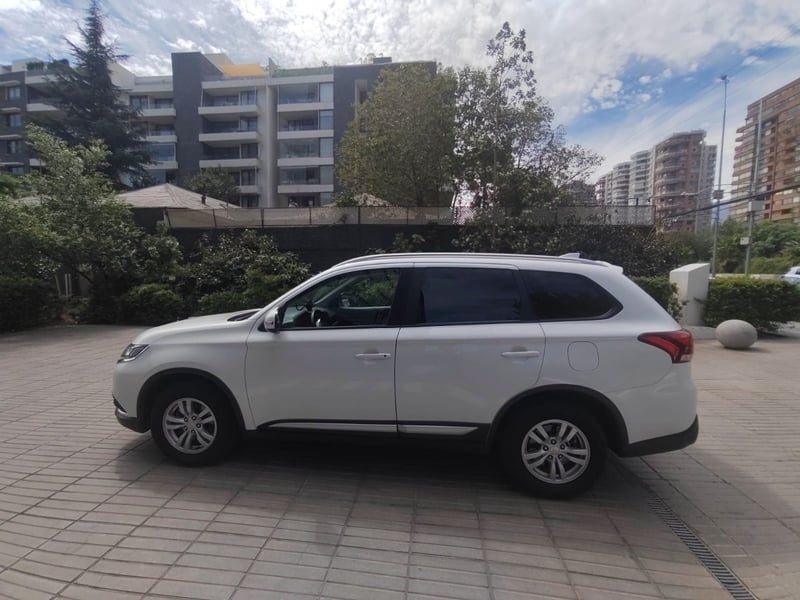 Mitsubishi OUTLANDER 2.0 GLX 4X2 AT 5P 2022 - Imagen 5 de 10