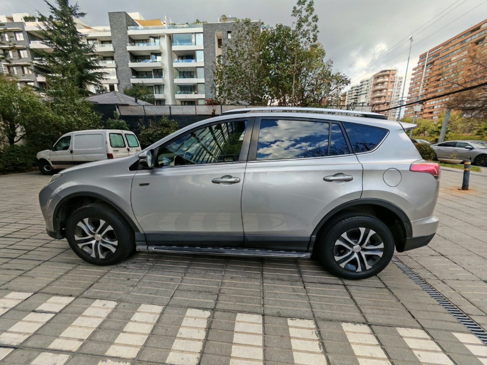 Toyota RAV 4 2.0 ADVENTURE 4X2 LUJO AT 5P 2019 - Imagen 4 de 10