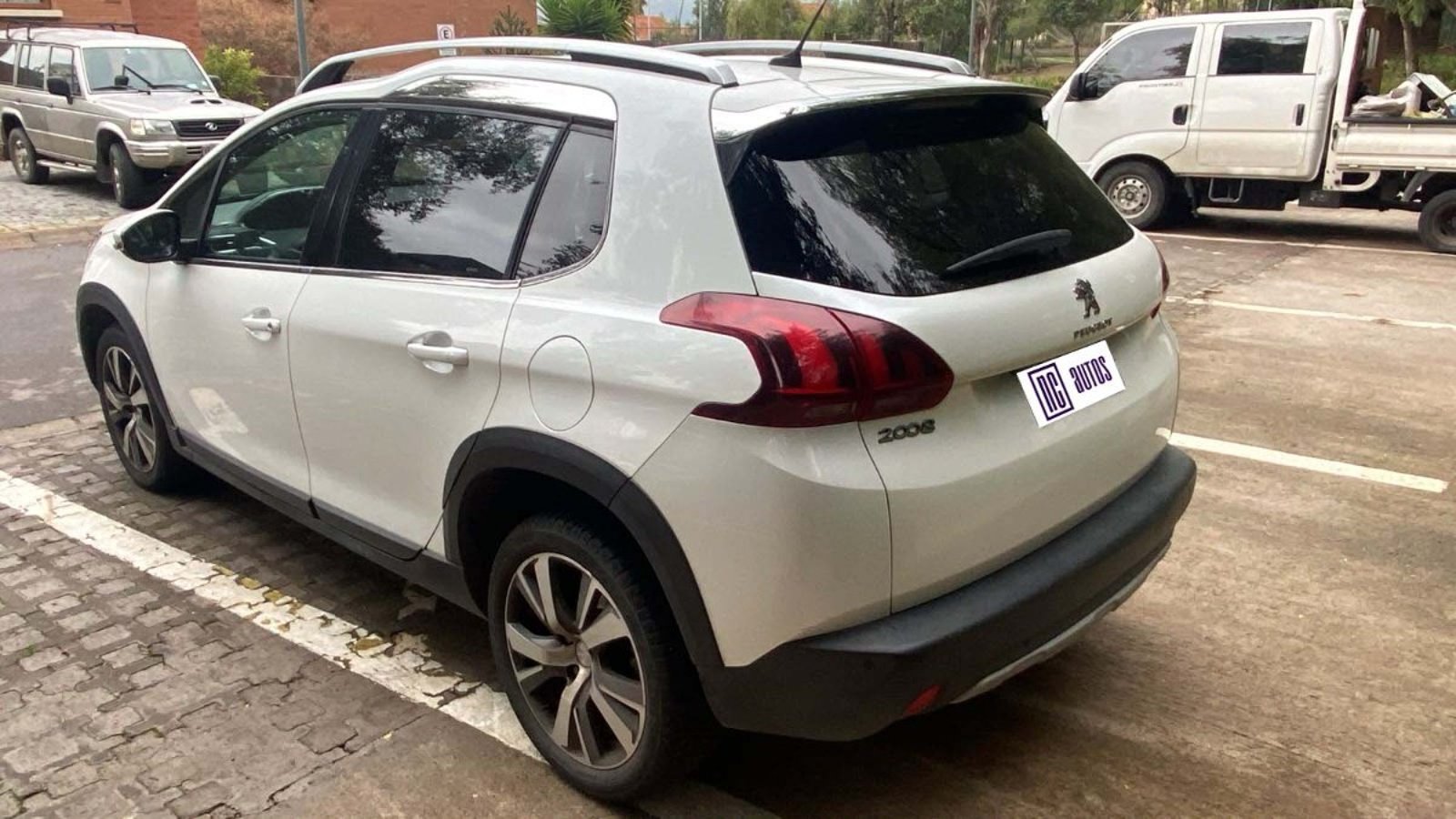 Peugeot 2008 1.6 ALLURE BLUE-HDI DIESEL 4X2 100HP MT 5P 2018 - Imagen 4 de 10